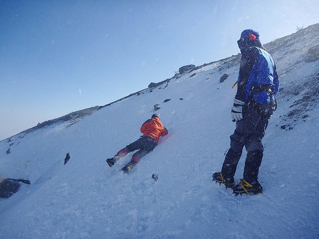 冬の富士山登山　日本最高峰の地で雪上訓練