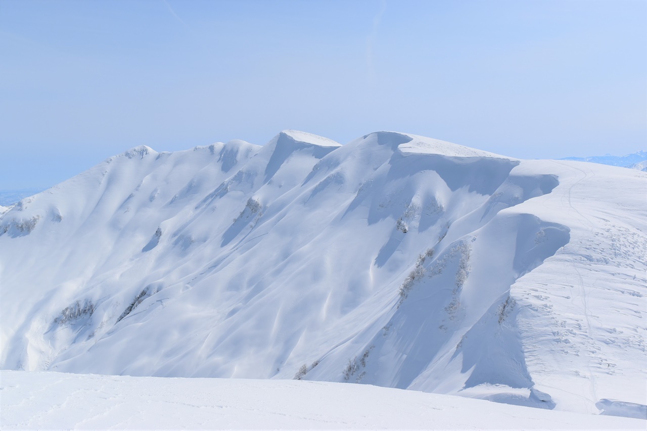 冬の守門岳　東洋一の大雪庇と樹氷広がる日帰り雪山登山